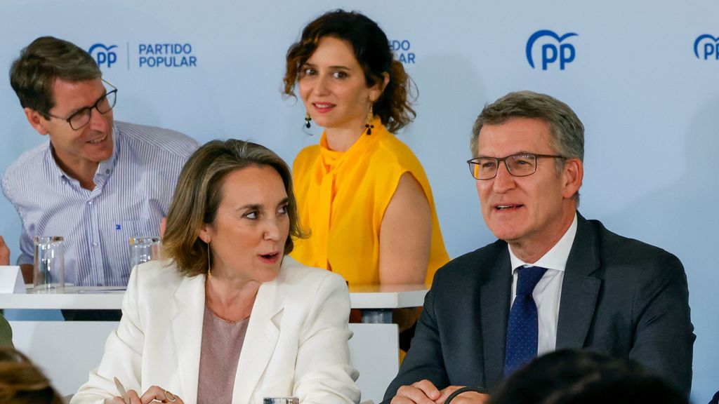 El presidente del PP Alberto Nuñez Feijóo, y la portavoz del PP Cuca Gamarra, este lunes durante la reunión de los barones territoriales de su partido en la Junta Directiva Nacional