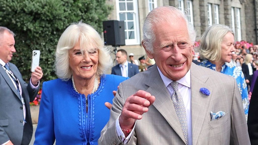 El rey Carlos, con la pulsera, y la reina Camila, el pasado 16 de julio.