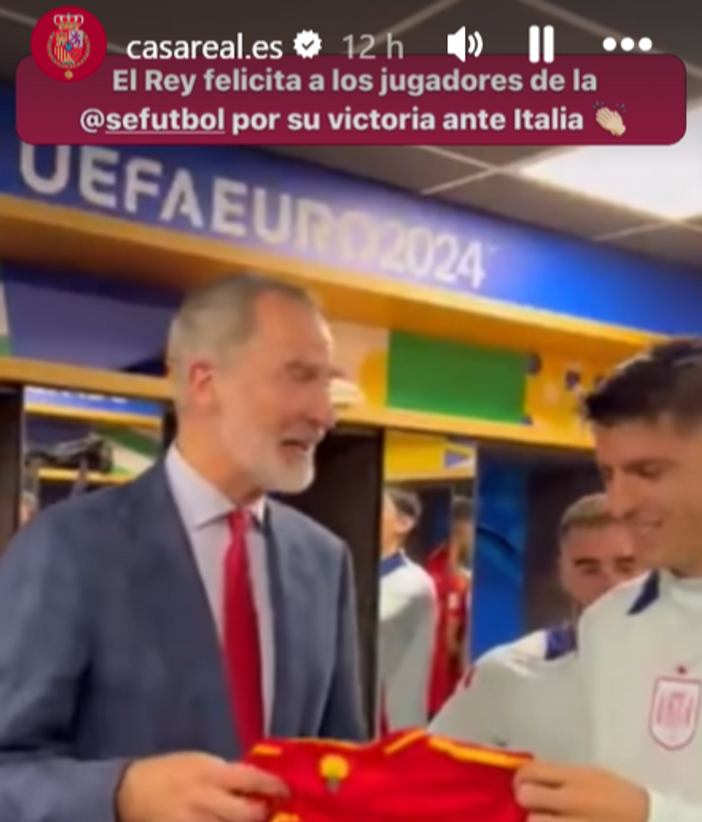 El rey recibiendo la camiseta firmata de las selección Española