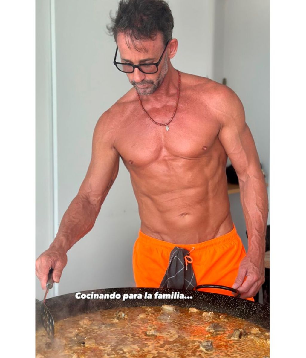 Escassi prepara una paella para su familia