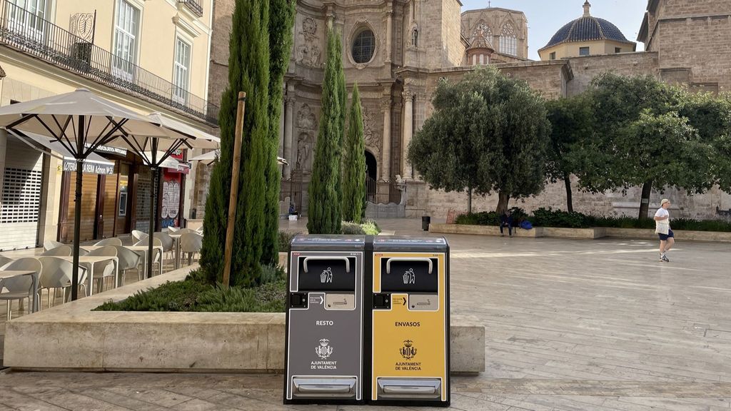 Hay dos papeleras en cada ubicación: una para residuos de envases (amarilla) y otra para el resto de residuos (gris)