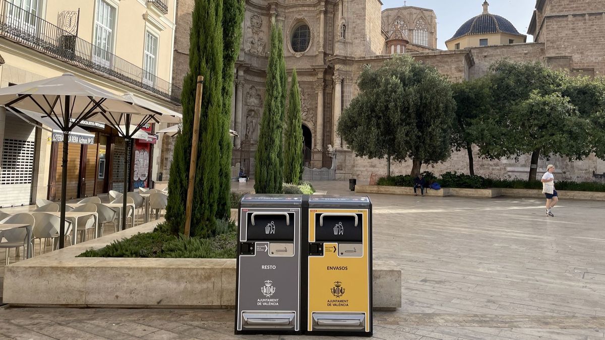 Hay dos papeleras en cada ubicación: una para residuos de envases (amarilla) y otra para el resto de residuos (gris)