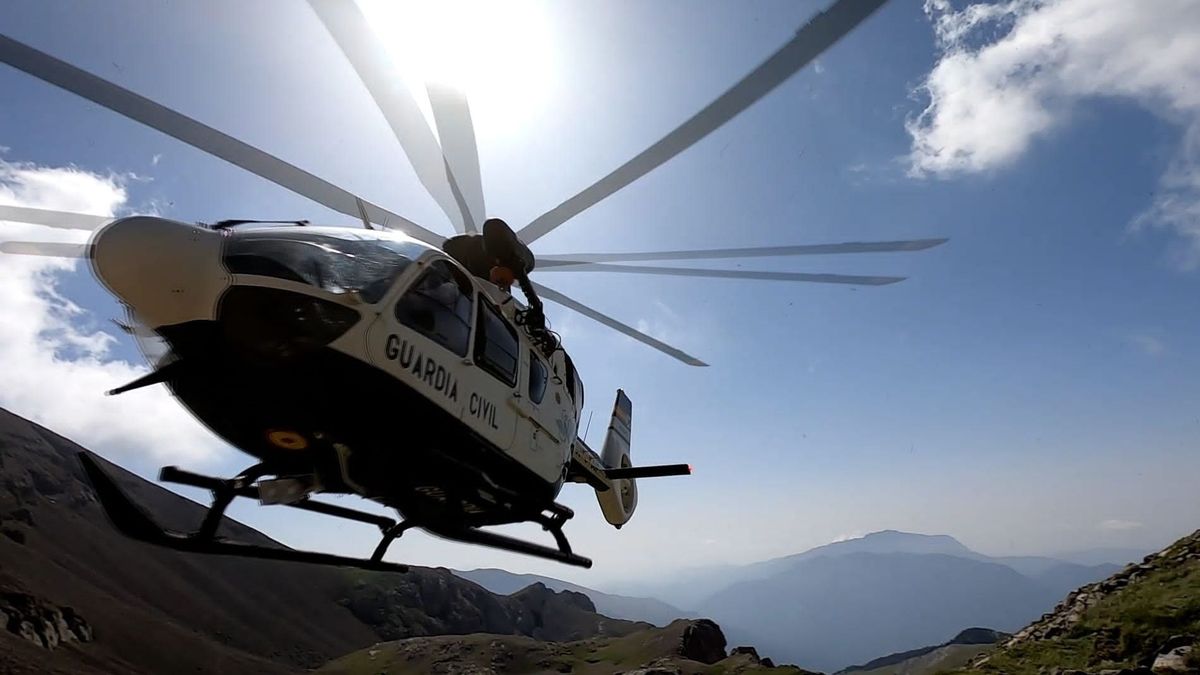 Helicóptero de la Guardia Civil en labores de búsqueda y rescate en el Pirineo oscense