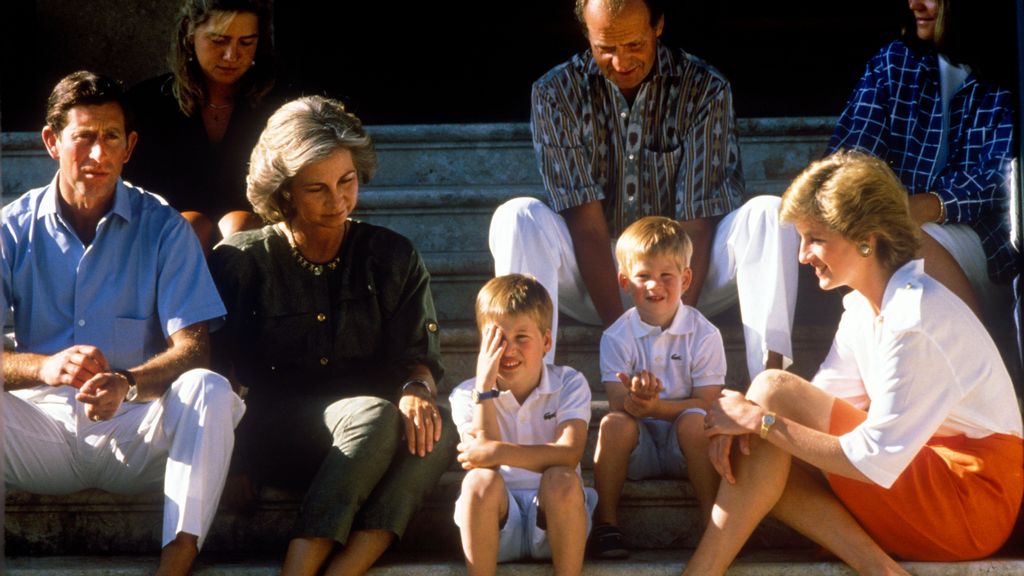 Los reyes eméritos Juan Carlos y Sofía con Carlos III, Lady Di y sus hijos, Guillermo y Harry, en una de sus visitas a España.