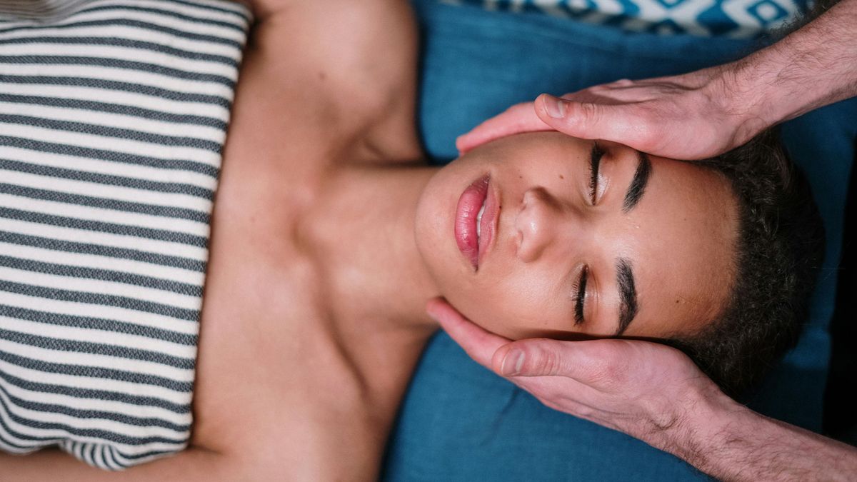 Mujer disfrutando de un masaje facial