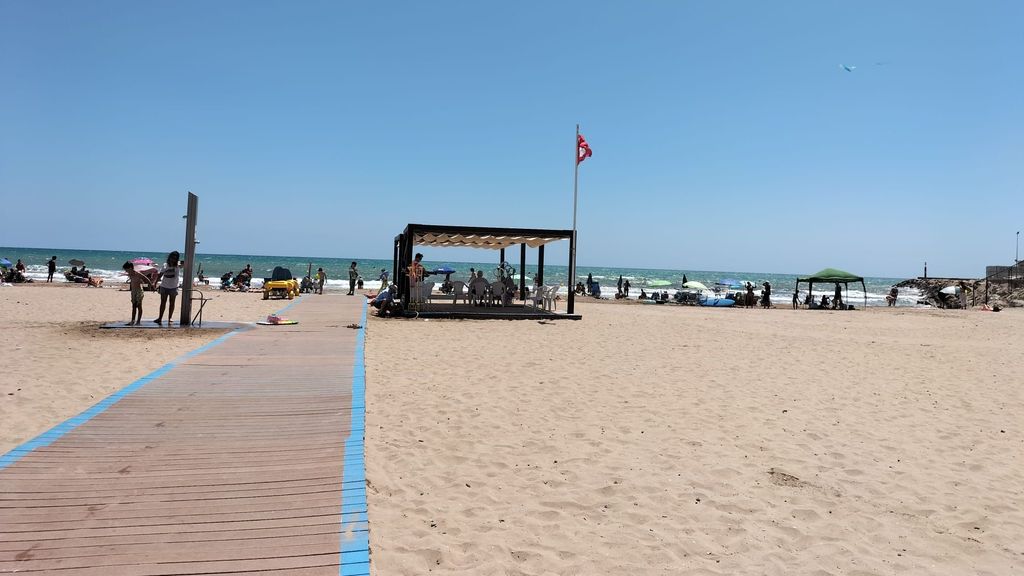 Se ha izado la bandera roja en ambas playas, indicando la prohibición de baño hasta nuevo aviso por parte de las autoridades competentes