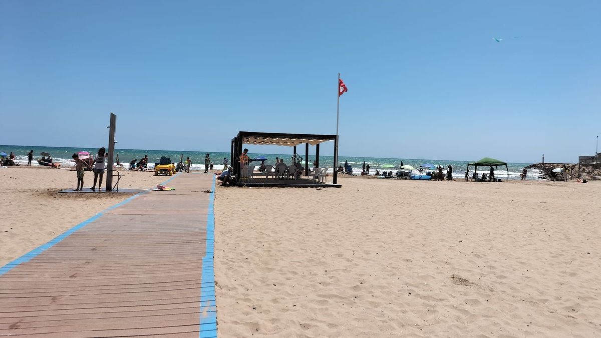 Se ha izado la bandera roja en ambas playas, indicando la prohibición de baño hasta nuevo aviso por parte de las autoridades competentes