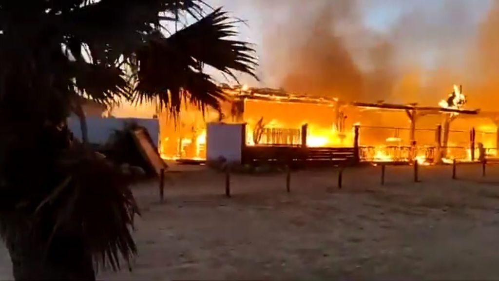 Bomberos de tres parques de la provincia de Cádiz actúan en el incendio de un chiringuito en El Palmar en Vejer