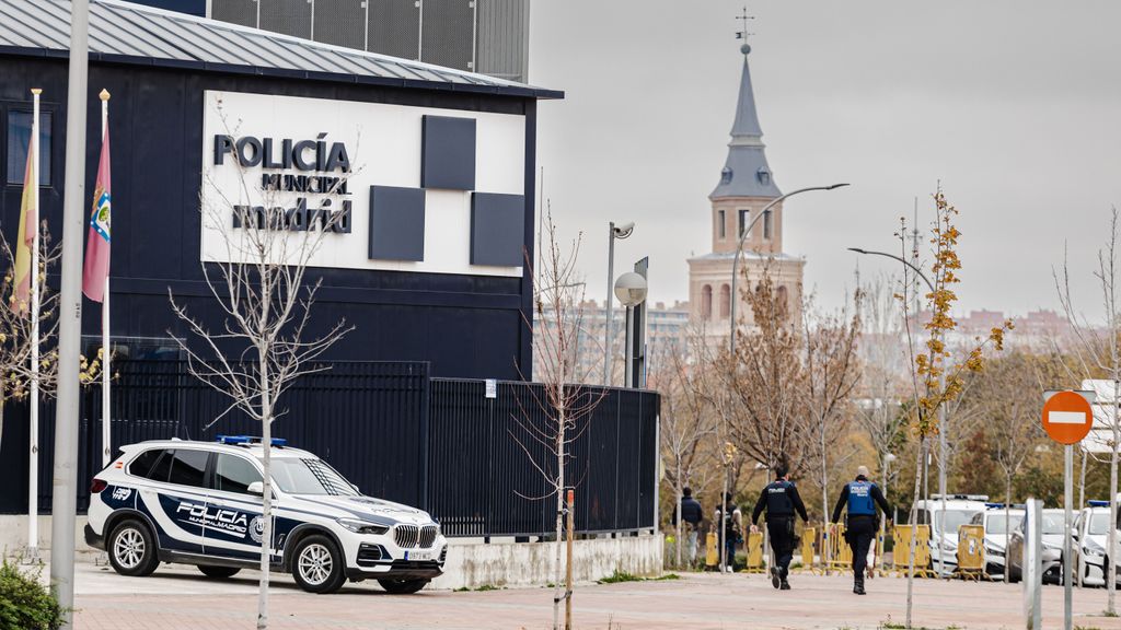 Un coche de Policía frente a la Unidad de la Policía Municipal de Villa de Vallecas, Madrid