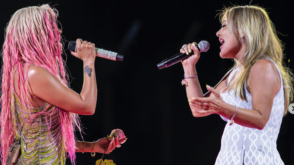 Un momento de ayer que ya es historia del pop español: Amaia, junto a Karol G, cantando 'Rosas'.