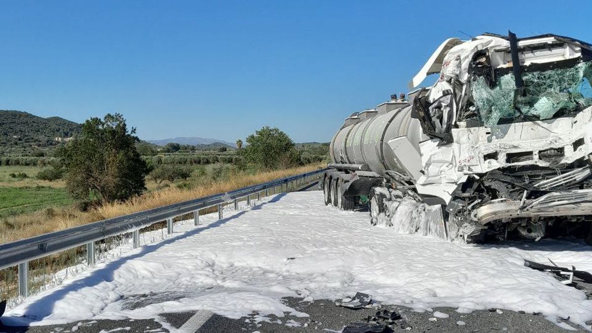 Uno de los camiones accidentados transportaba ácido clorhídrico y sufrió un escape