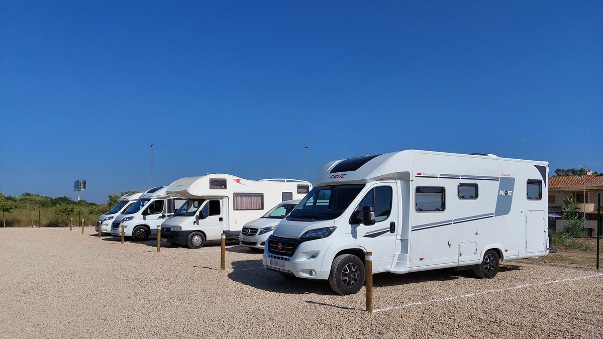 Varias autocaravanas estacionadas en una zona de Valencia