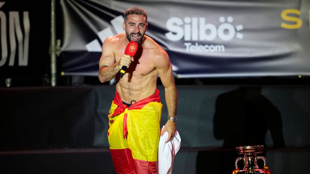 Dani Carvajal durante la celebración del triunfo de España en la Eurocopa 2024 en Madrid