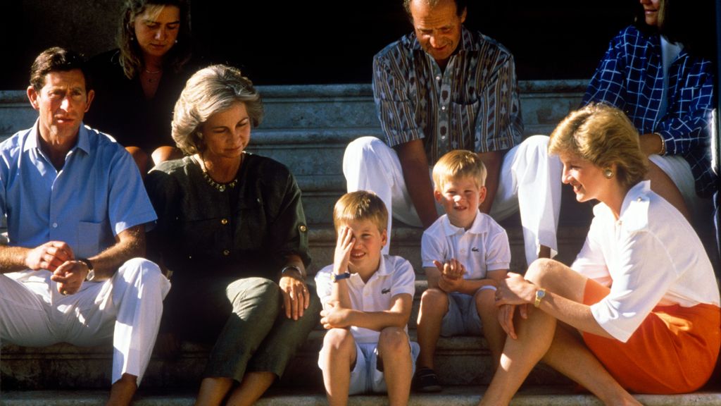 Diana de Gales junto a los reyes Juan Carlos y Sofía en el palacio de Marivent