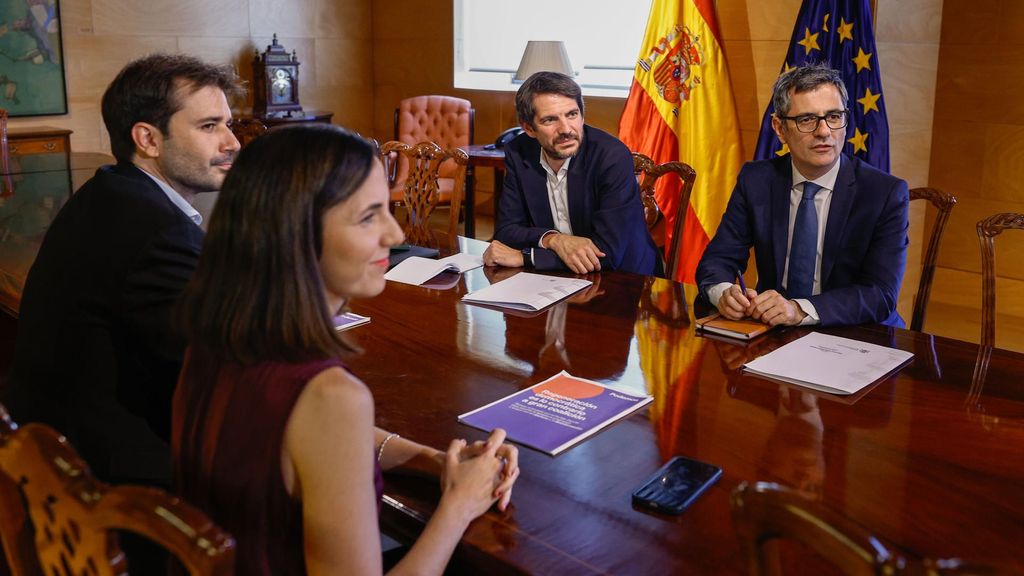El ministro de la Presidencia, Félix Bolaños, y el de Cultura, Ernest Urtasun (2d), en una ronda de conversaciones con los grupos parlamentarios