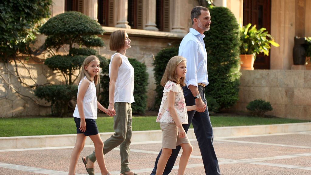 Imagen del palacio de Marivent con los reyes y sus hijas