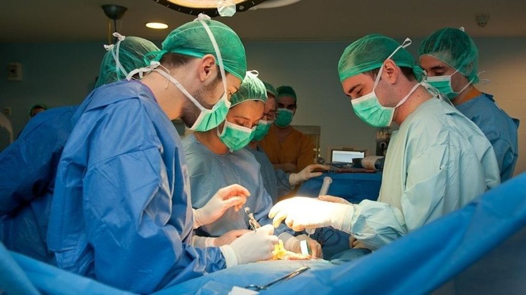 Implantación de una cirugía de prótesis de pene ambulatoria.  Foto de archivo.