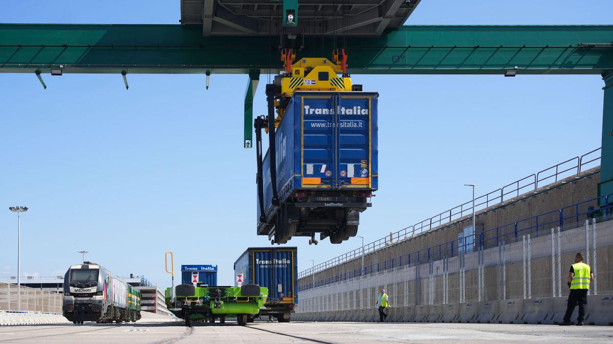 La iniciativa también busca reducir el impacto medioambiental y los costes asociados con el transporte por carretera