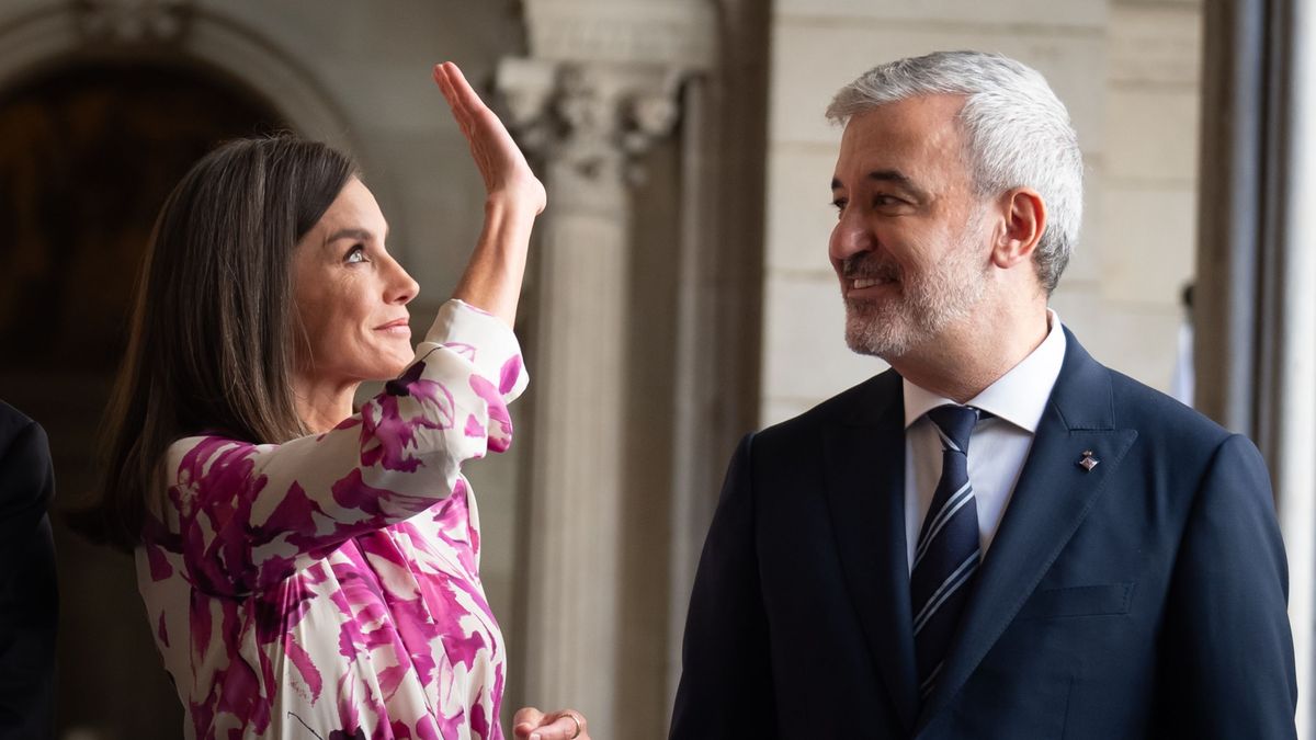 La reina Letizia y el alcalde de Barcelona, Jaume Collboni, en la reunión anual de directores del Instituto Cervantes en el Ayuntamiento de Barcelona