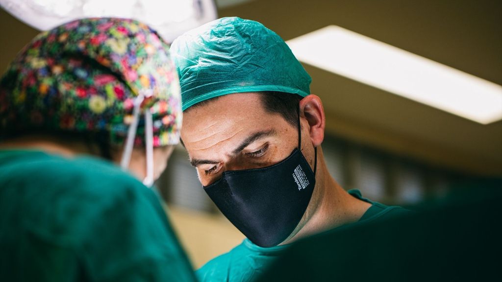 Médicos realizan implante de prótesis de pene. Foto de archivo.