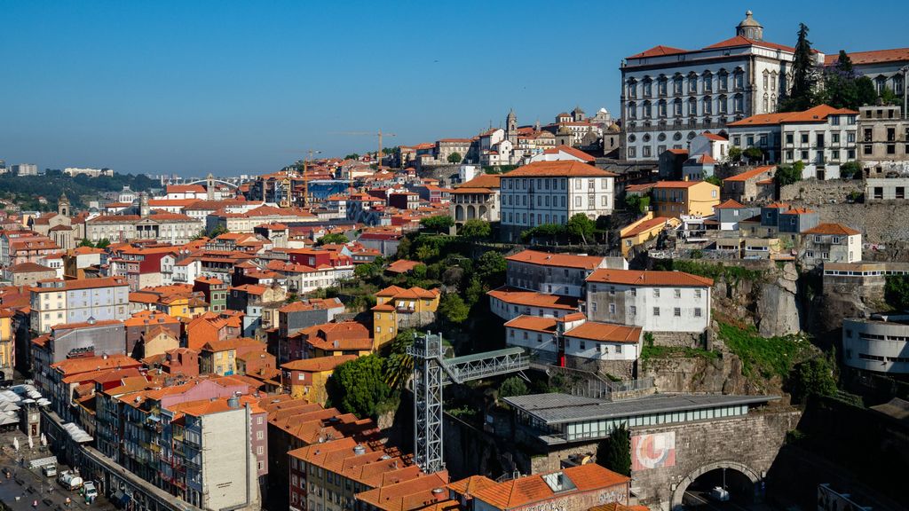 Oporto acabará con la mitad de autobuses y tuks-tuks para aliviar la presión turística