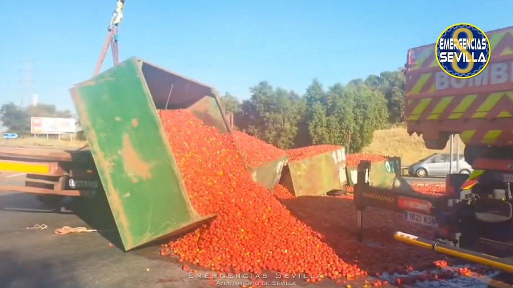 Un camión vierte más de 15.000 kilos de tomates en una carretera de Sevilla