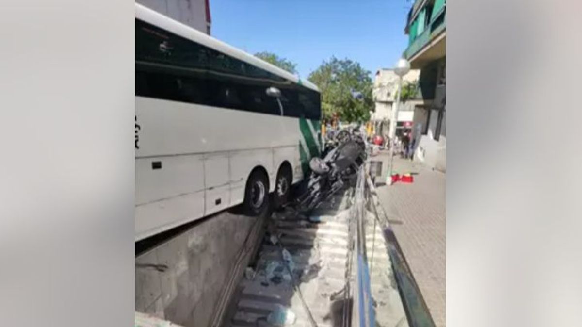Un autocar sin frenos embiste a coches aparcados y deja dos heridos en ...