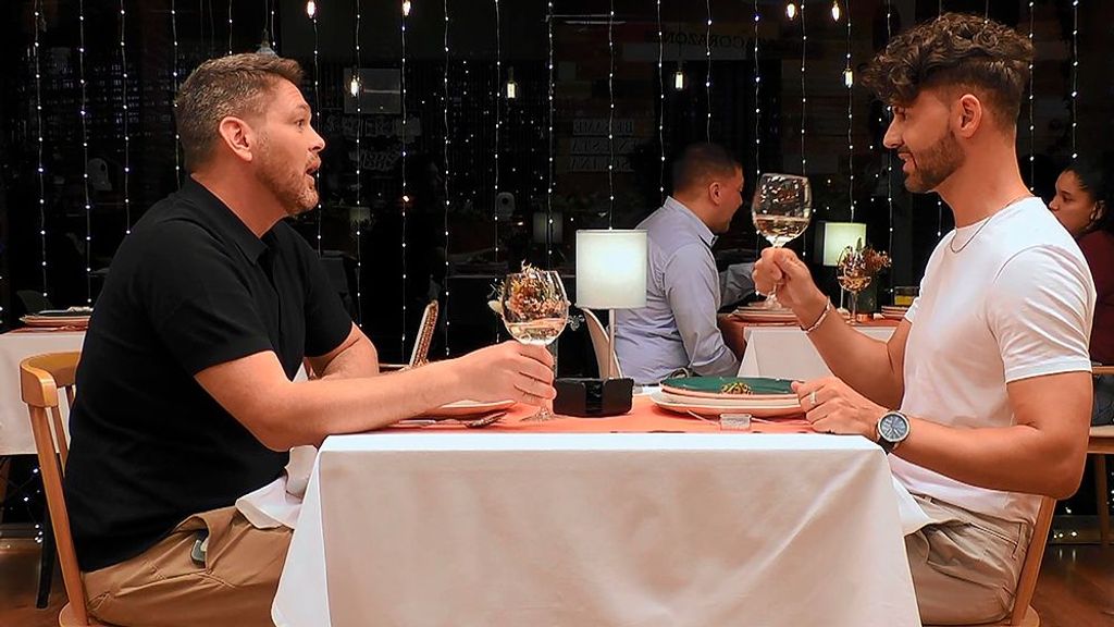 Un soltero desvela en ‘First Dates’ qué significa apoyar la copa tras brindar en Alemania