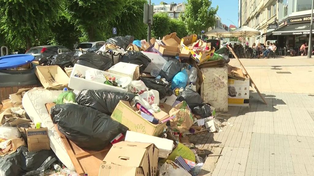 Una nueva empresa recogerá de forma urgente las basuras acumuladas en A Coruña tras un mes de huelga de limpieza