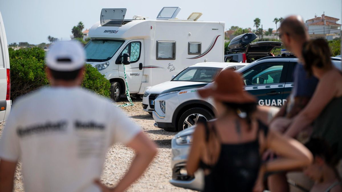 Vecinos de Alcossebre observan la autocaravana precintada por la Guardia Civil