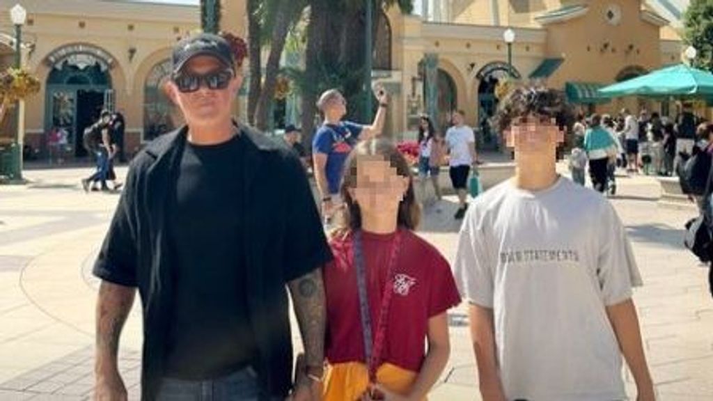 Alejandro Sanz en Disneyland con dos de sus hijos, Alma y Dylan.