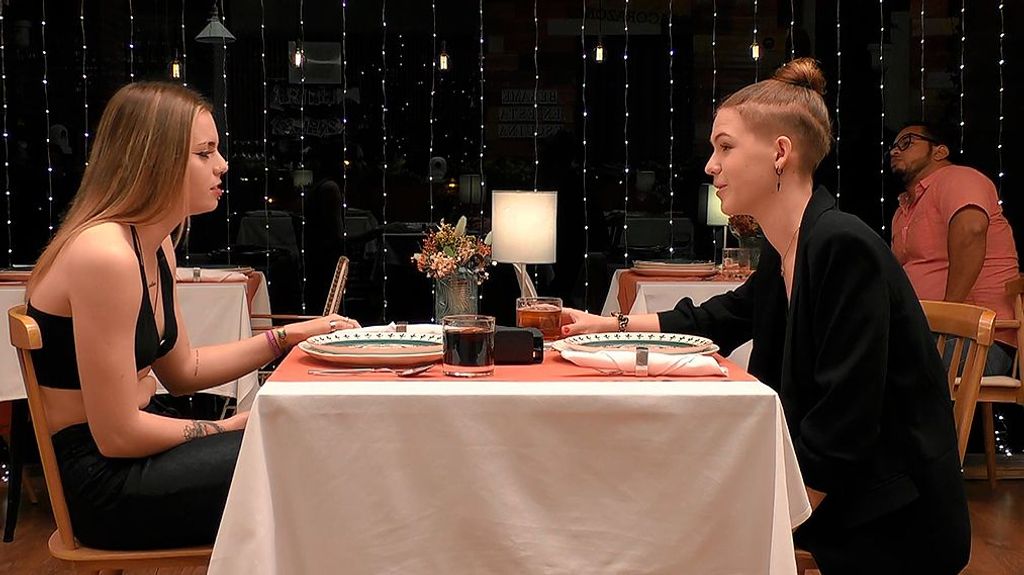 Bea y Paula durante su cita en 'First Dates'