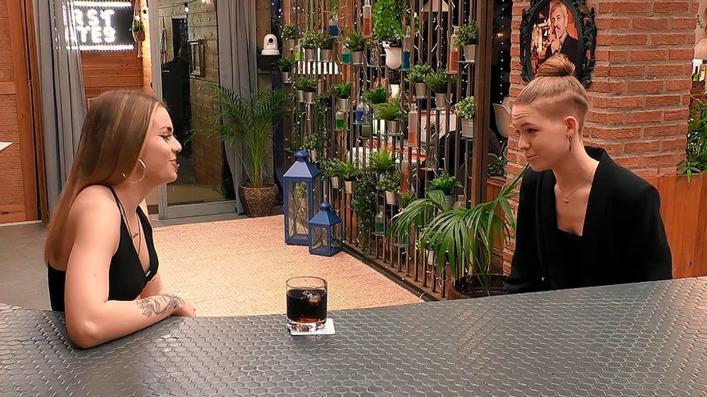 Bea y Paula durante su cita en 'First Dates'