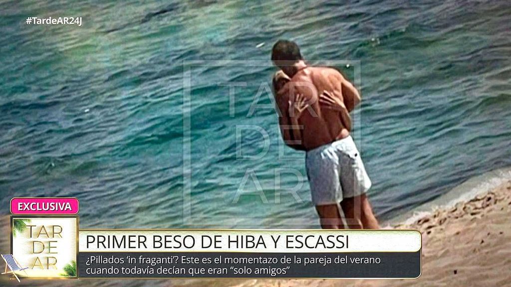 El beso de Hiba Abouk y Álvaro Muñoz Escassi