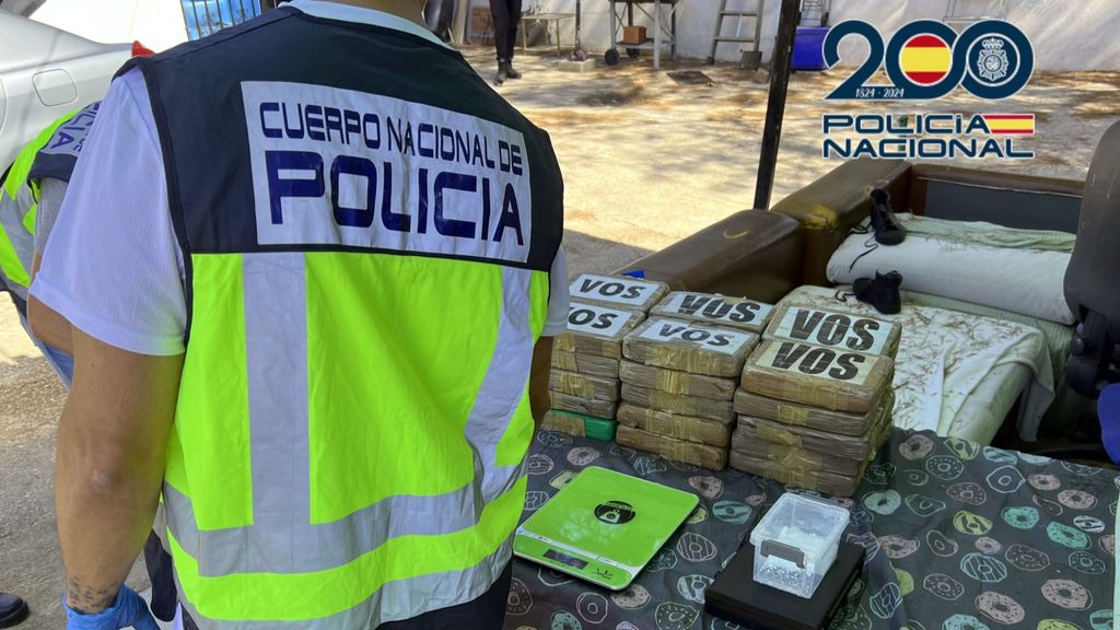 El líder estaba obsesionado con la seguridad y tenía habitáculos ocultos en su lujosa vivienda donde almacenaba dinero, relojes, teléfonos y un chaleco antibalas