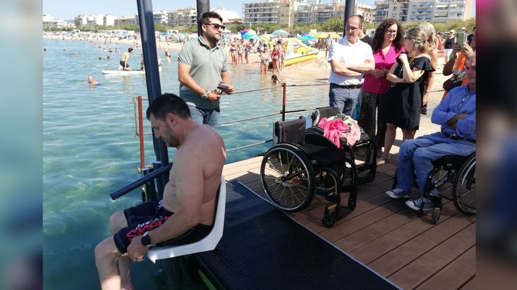 El sistema de baño para personas con movilidad reducida en la playa de Palamós