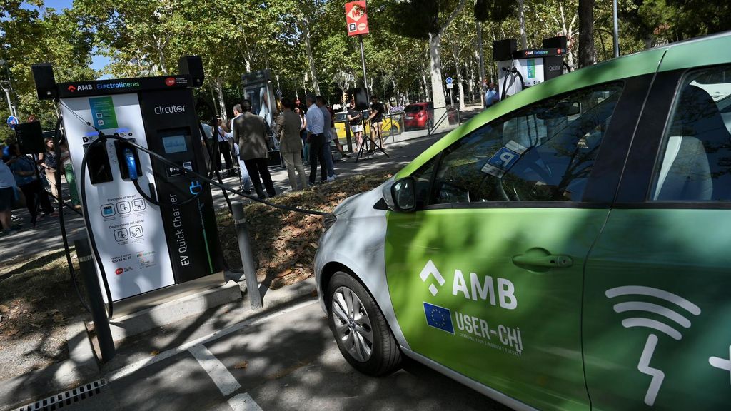 Estrenan una electrolinera alimentada por la energía generada de la frenada de metro en Barcelona