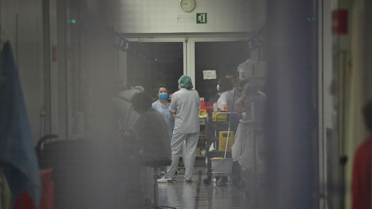 Facultativos en la puerta de un servicio de Urgencias