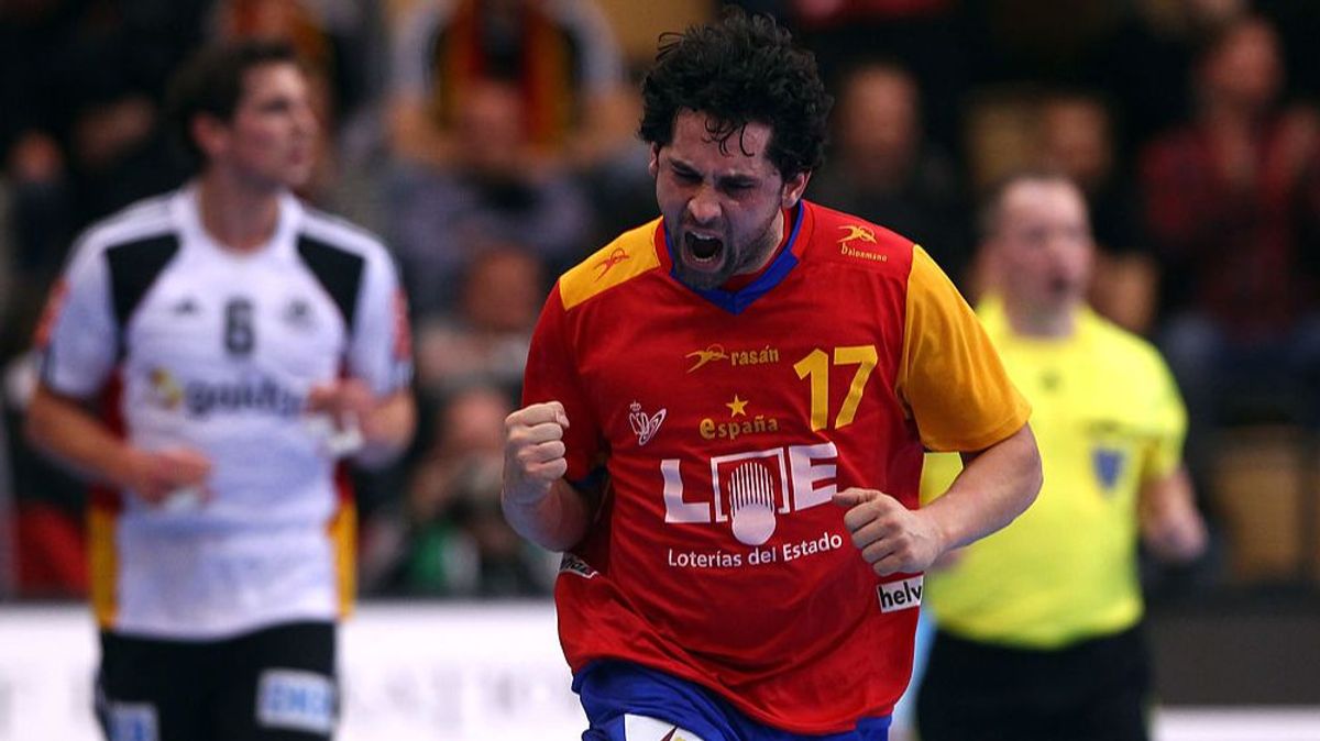 Juanín celebra un gol durante un partido con la selección española de balonmano