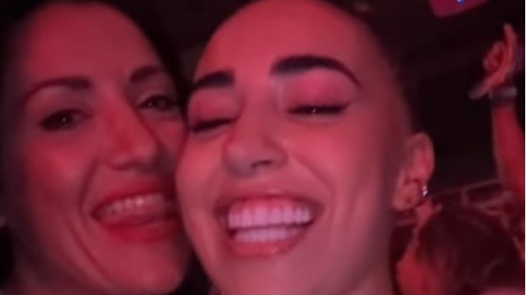 El beso de Nagore Robles y Carla Flila en el concierto de Karol G