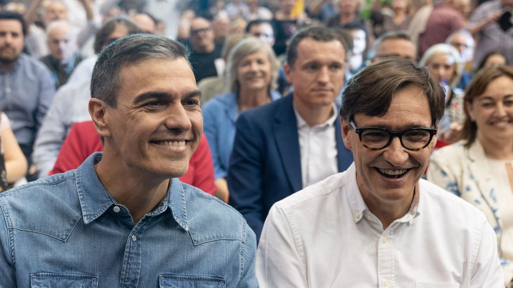 Pedro Sánchez (i) y Salvador Illa