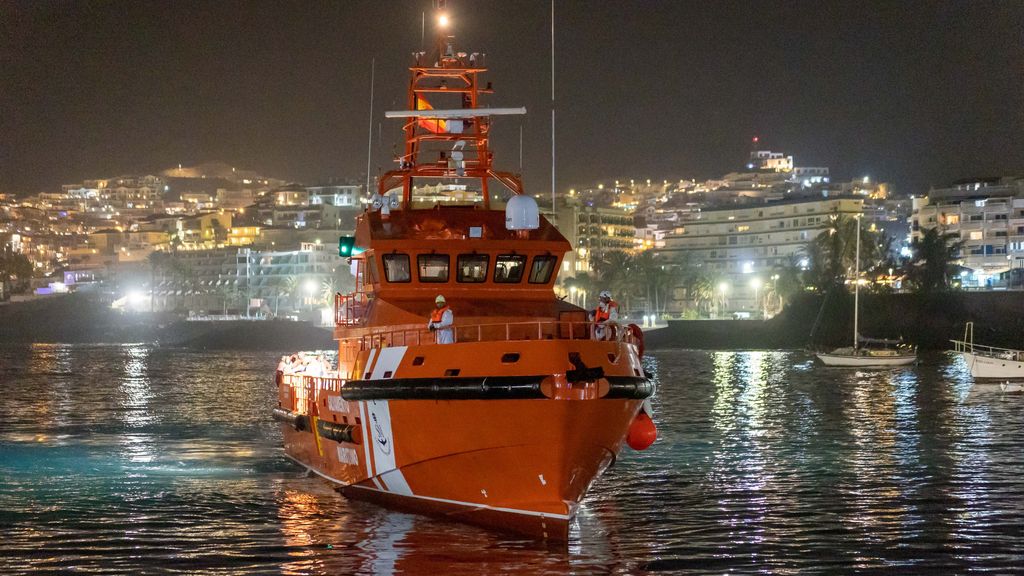 Rescatada una patera con 129 migrantes a borde en el muelle de Arguineguín, Gran Canaria