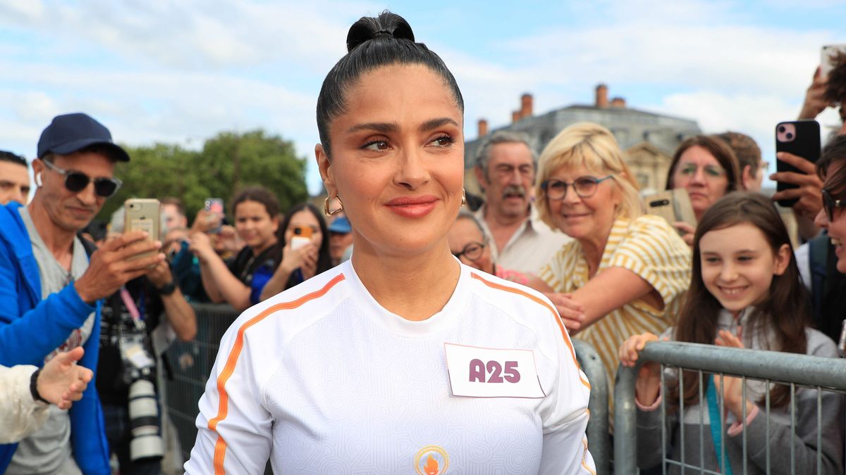 Salma Hayek, ataviada como portadora de la antocha olímpica