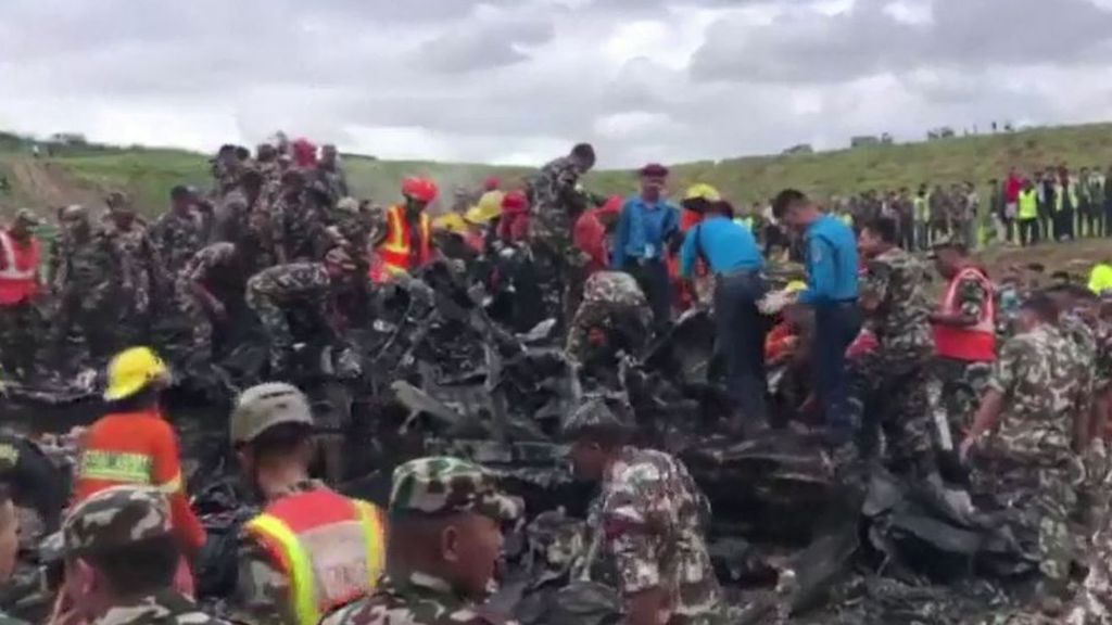 Se estrella un avión en Katmandú y solo sobrevive el piloto