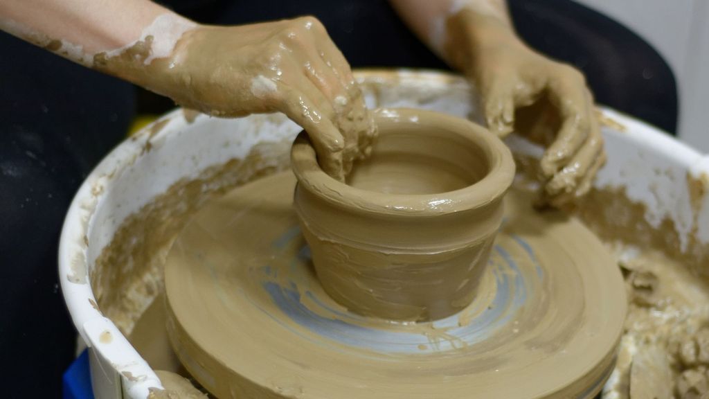 Un artesano modela una pieza en su torno de cerámica