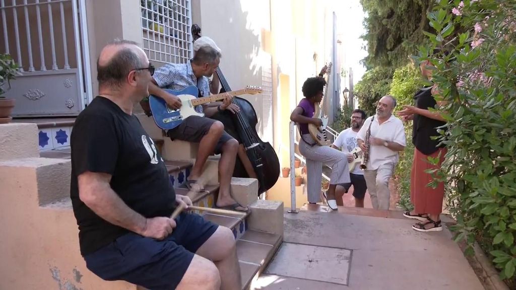 Vecinos de la calle de Granada en la que la música no deja de sonar