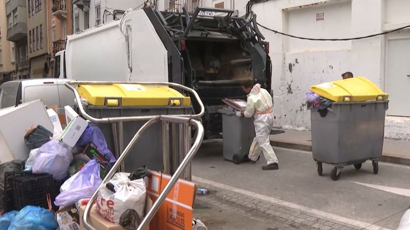 Empiezan a limpiar las calles de A Coruña repletas de toneladas de basura