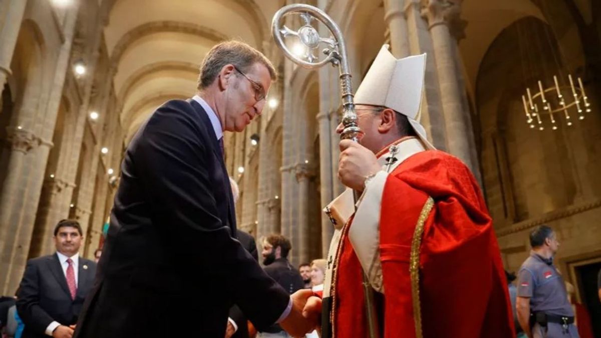 El líder del PP, Alberto Núñez Feijóo, se despide del arzobispo compostelano, Francisco Prieto, tras la ofrenda al apóstol del pasado año.