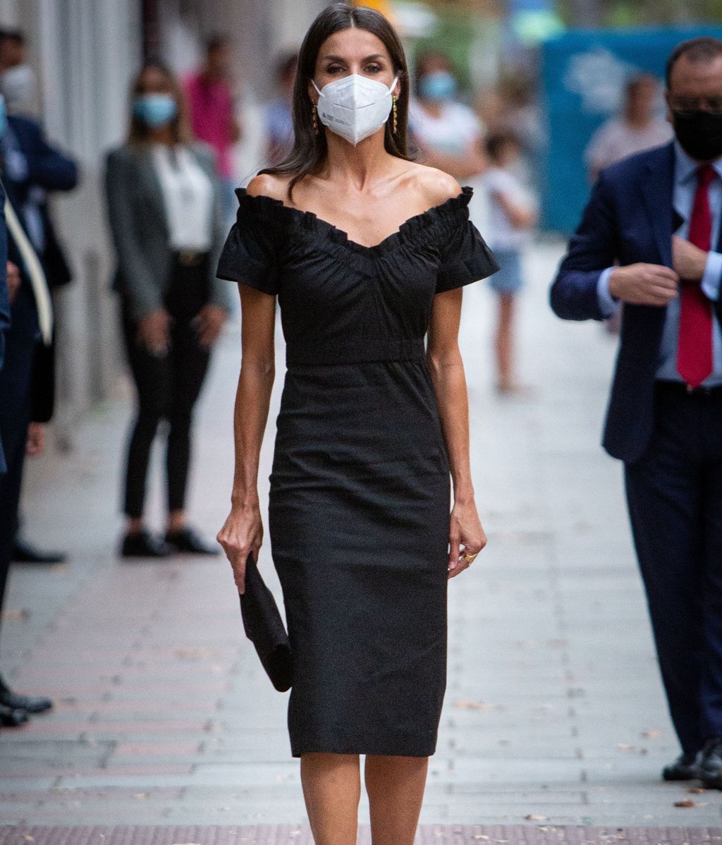 La Reina Letizia con este escote en un día de trabajo durante la pandemia