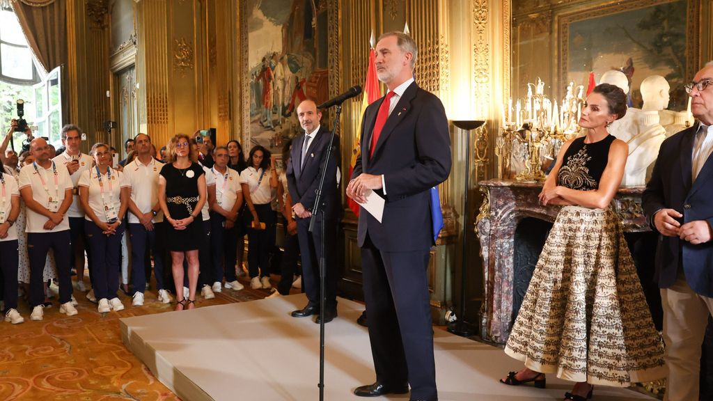 Los reyes reciben en París al equipo olímpico: del guiño de Felipe VI a la seguridad al vestido de Dior Alta Costura de Letizia